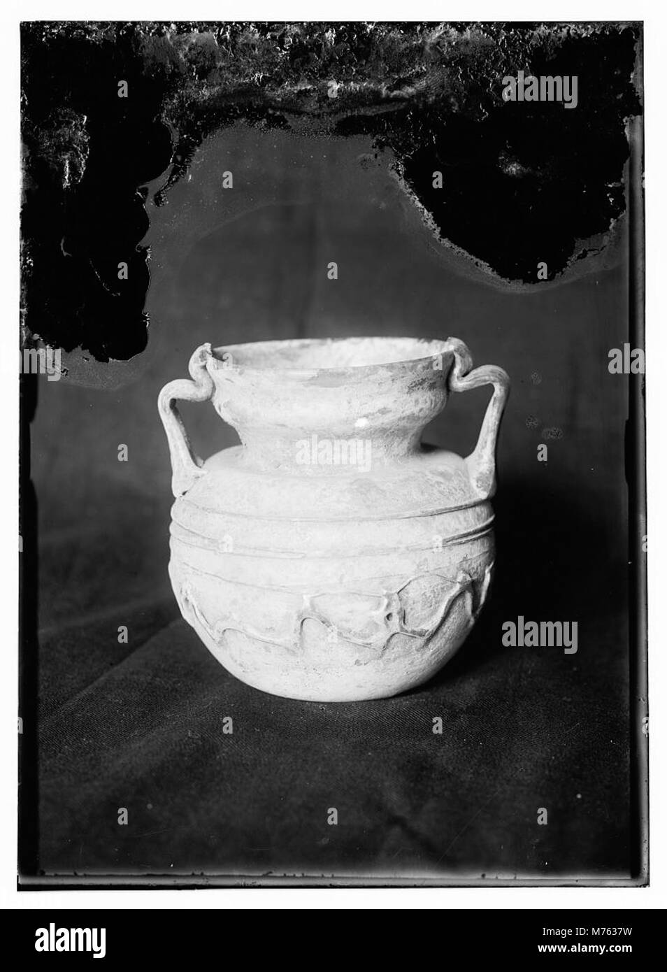 Una fotografia che mostra un antico oggetto in vetro, probabilmente che mostra un design intricato e artigianato di un'epoca passata, spesso raccolto per il suo valore storico. Foto Stock