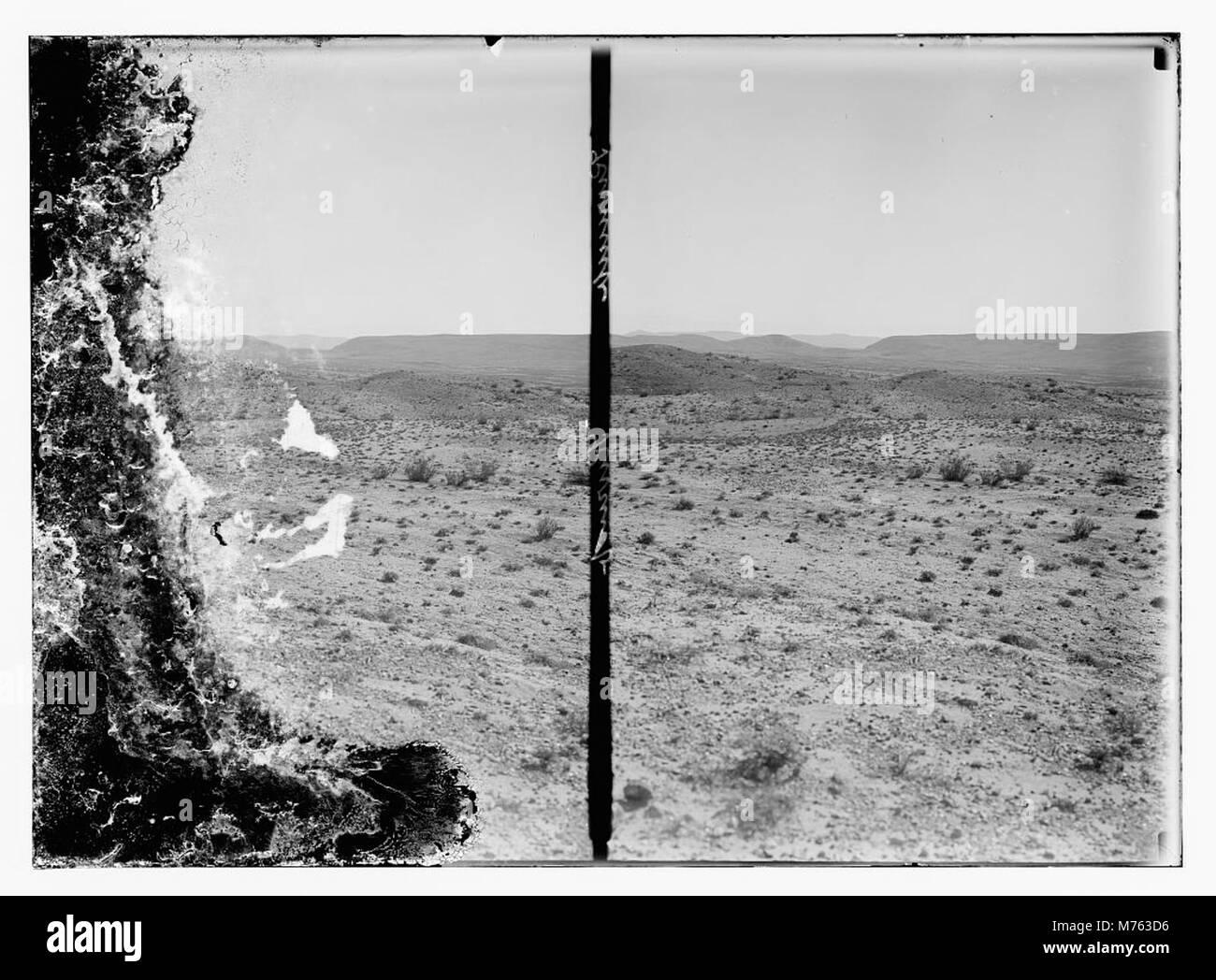 Fotografia che mostra una vasta area di terra con un terreno montuoso prominente. L'immagine evidenzia il paesaggio naturale e le caratteristiche geografiche della regione. Foto Stock