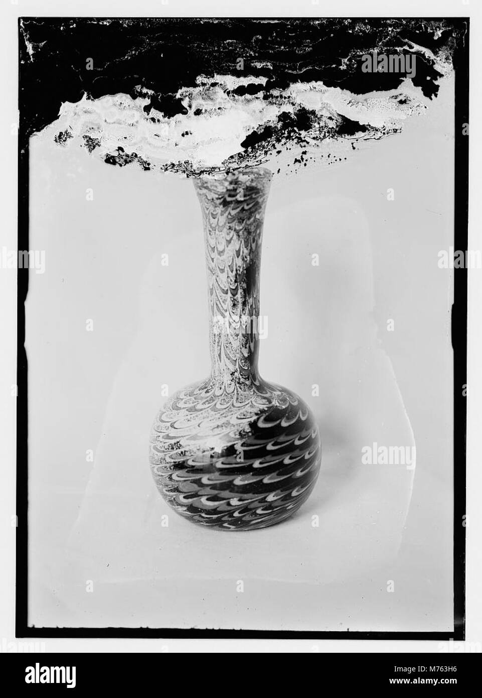 Fotografia che mostra un antico oggetto in vetro, evidenziandone il design e la maestria artigianale. Foto Stock