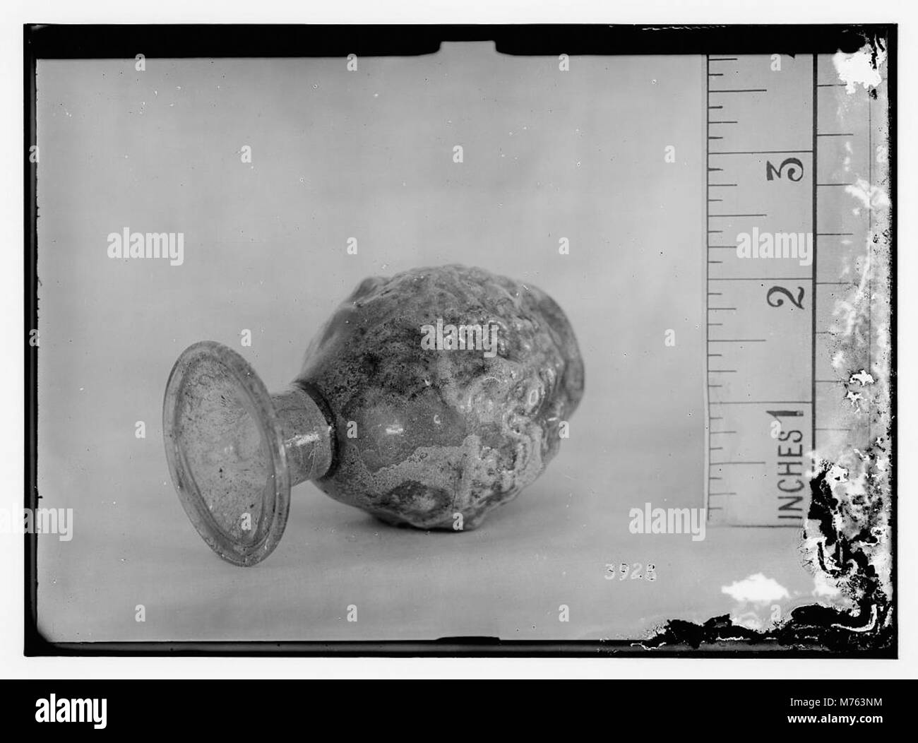 Un primo piano di vetro antico che mostra i dettagli intricati e la maestria artigianale dell'oggetto. Foto Stock