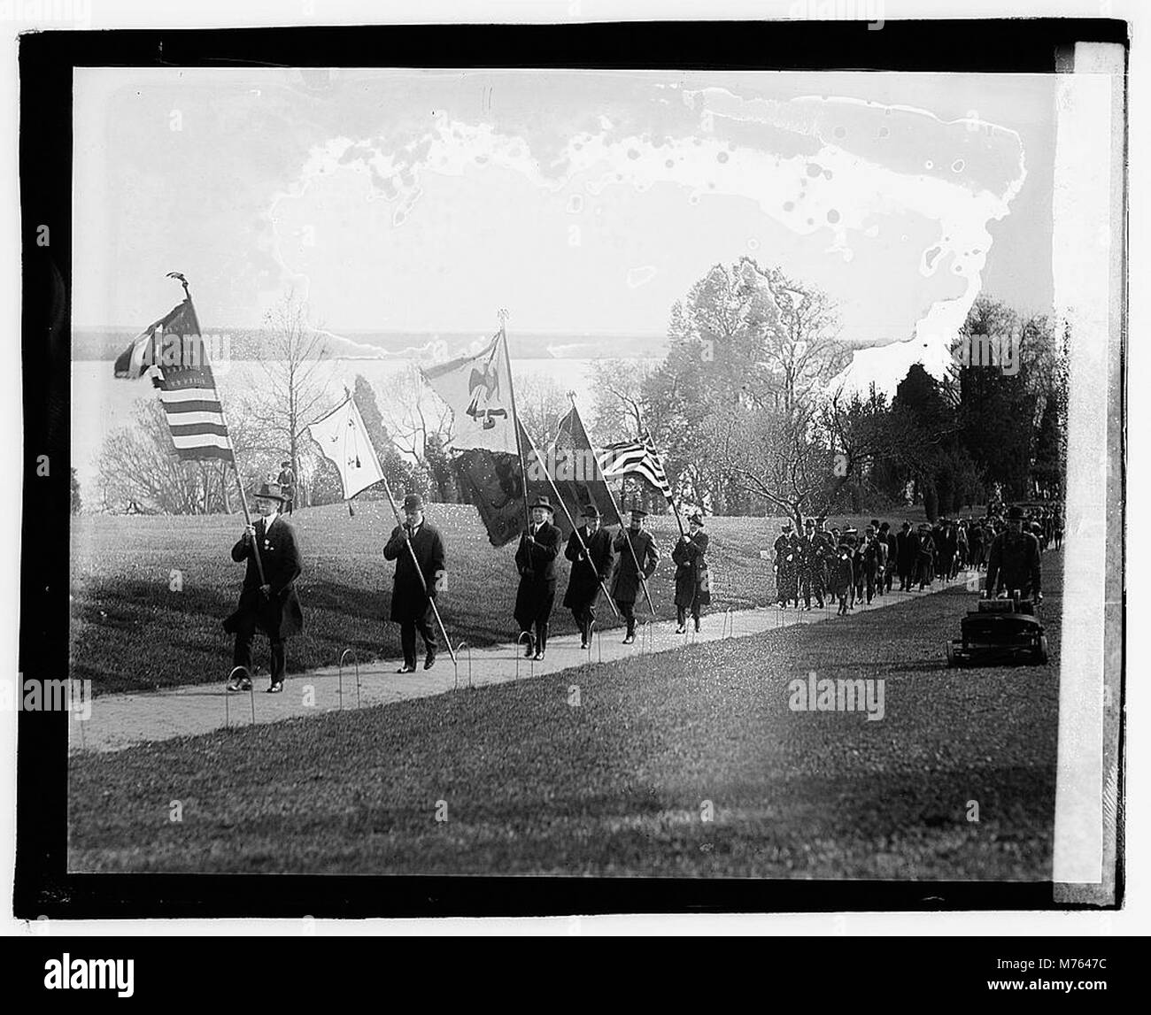 Fotografia di Lexington Day a Mount Vernon, scattata il 20 aprile 2021. L'immagine presenta una rievocazione storica nella tenuta di George Washington, con i partecipanti vestiti con abiti d'epoca, che mostrano le tradizioni dell'epoca coloniale. L'ambiente include lussureggianti giardini verdi, architettura storica e bandiere americane. Foto Stock