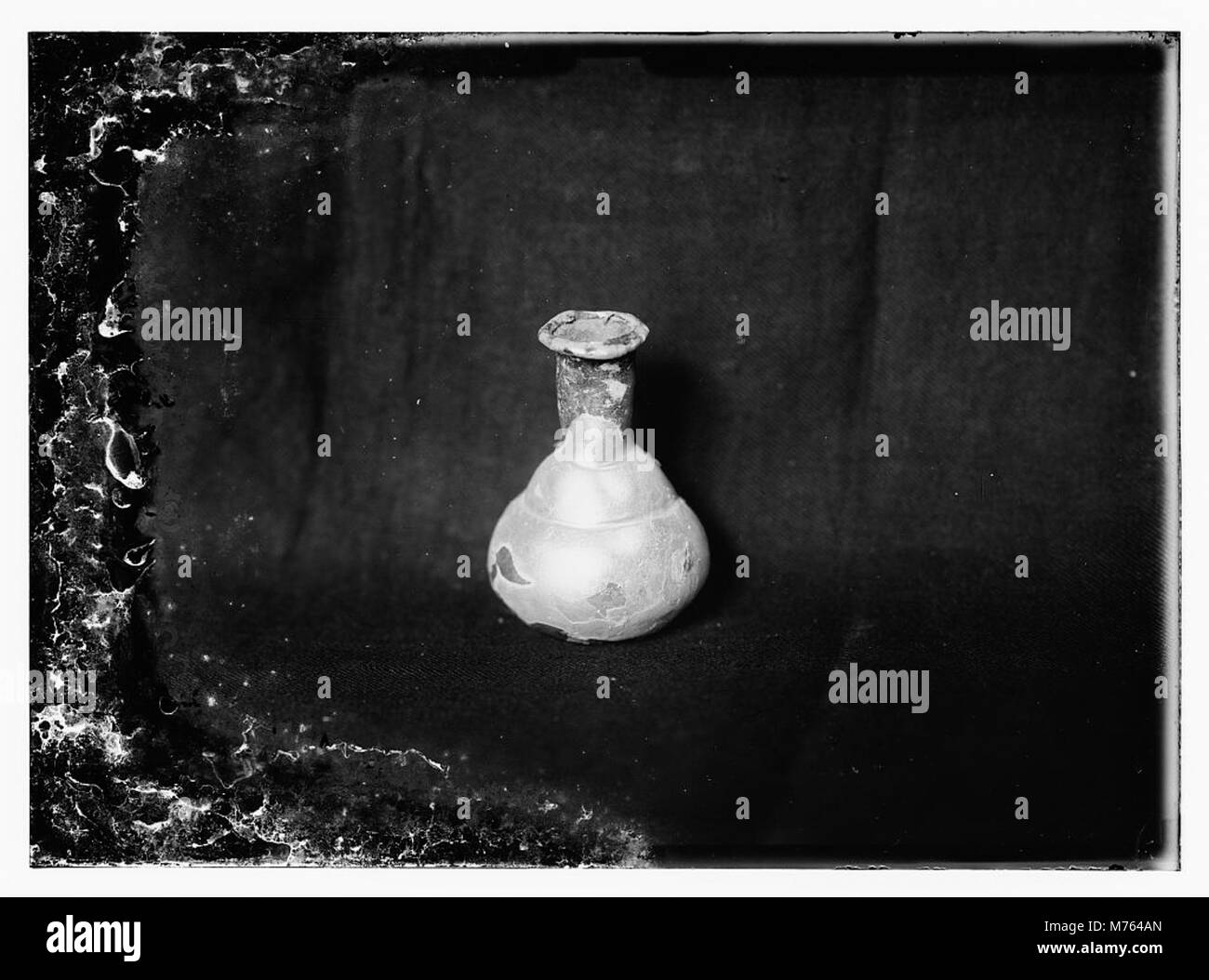 Questa immagine mostra un pezzo di vetro antico romano, che riflette l'arte e l'artigianato degli antichi vetrai romani. Foto Stock