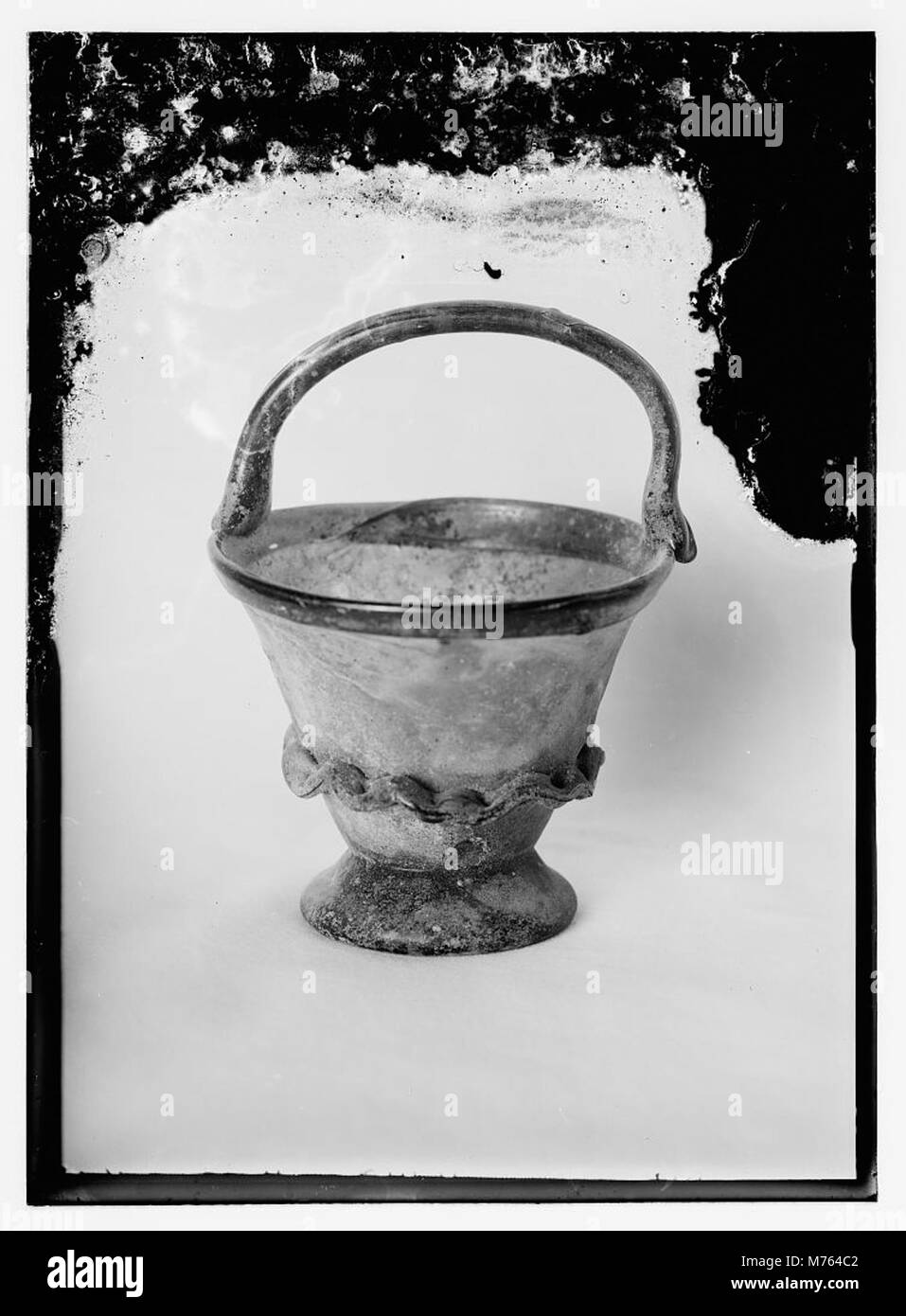 Questo pezzo di vetro antico romano mostra l'arte e l'artigianato dell'antica Roma. Mette in risalto i complessi disegni e metodi utilizzati dagli artigiani romani per creare vetreria decorativa e funzionale. Foto Stock