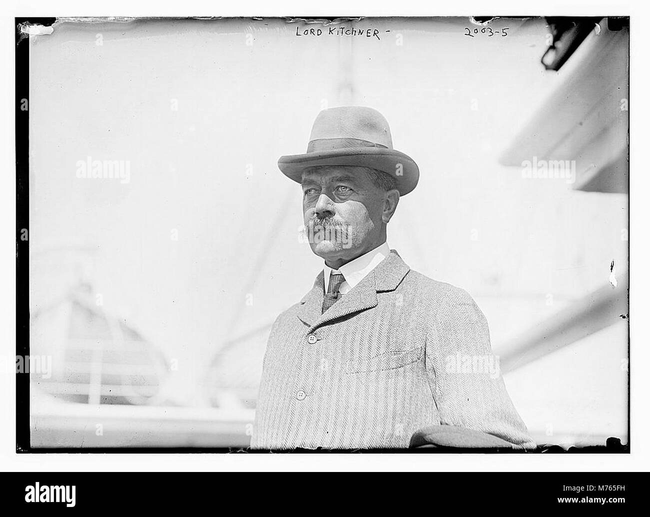 Un ritratto di Lord Kitchener, un importante leader militare britannico durante la prima guerra mondiale. La sua immagine iconica divenne il simbolo del patriottismo britannico e degli sforzi di reclutamento durante la guerra. Foto Stock