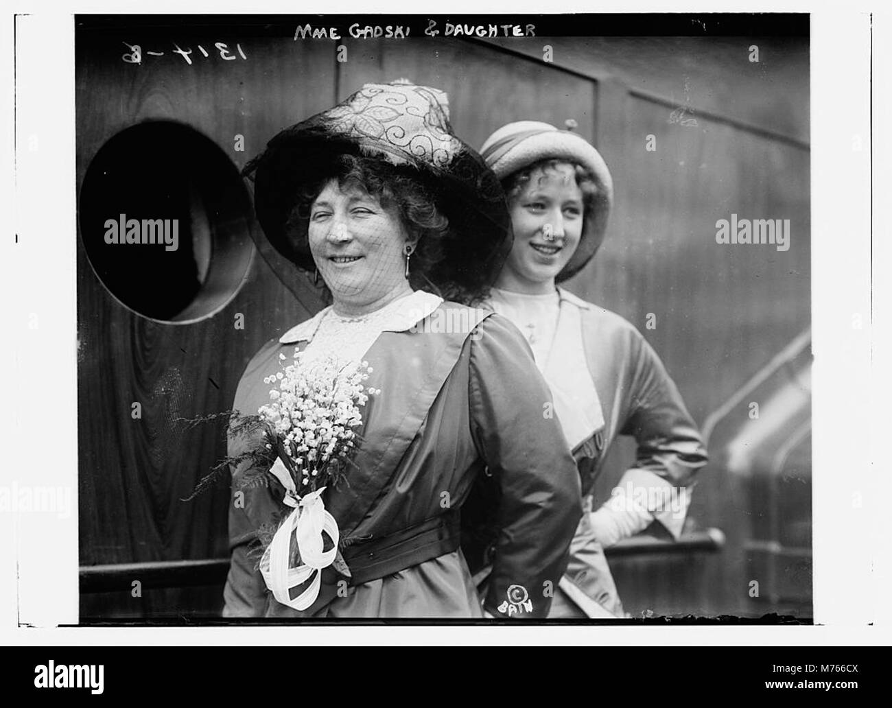 Questa immagine raffigura Madame Gadski, una rinomata soprano, con sua figlia, che cattura un momento personale della famosa cantante e della sua famiglia. Foto Stock