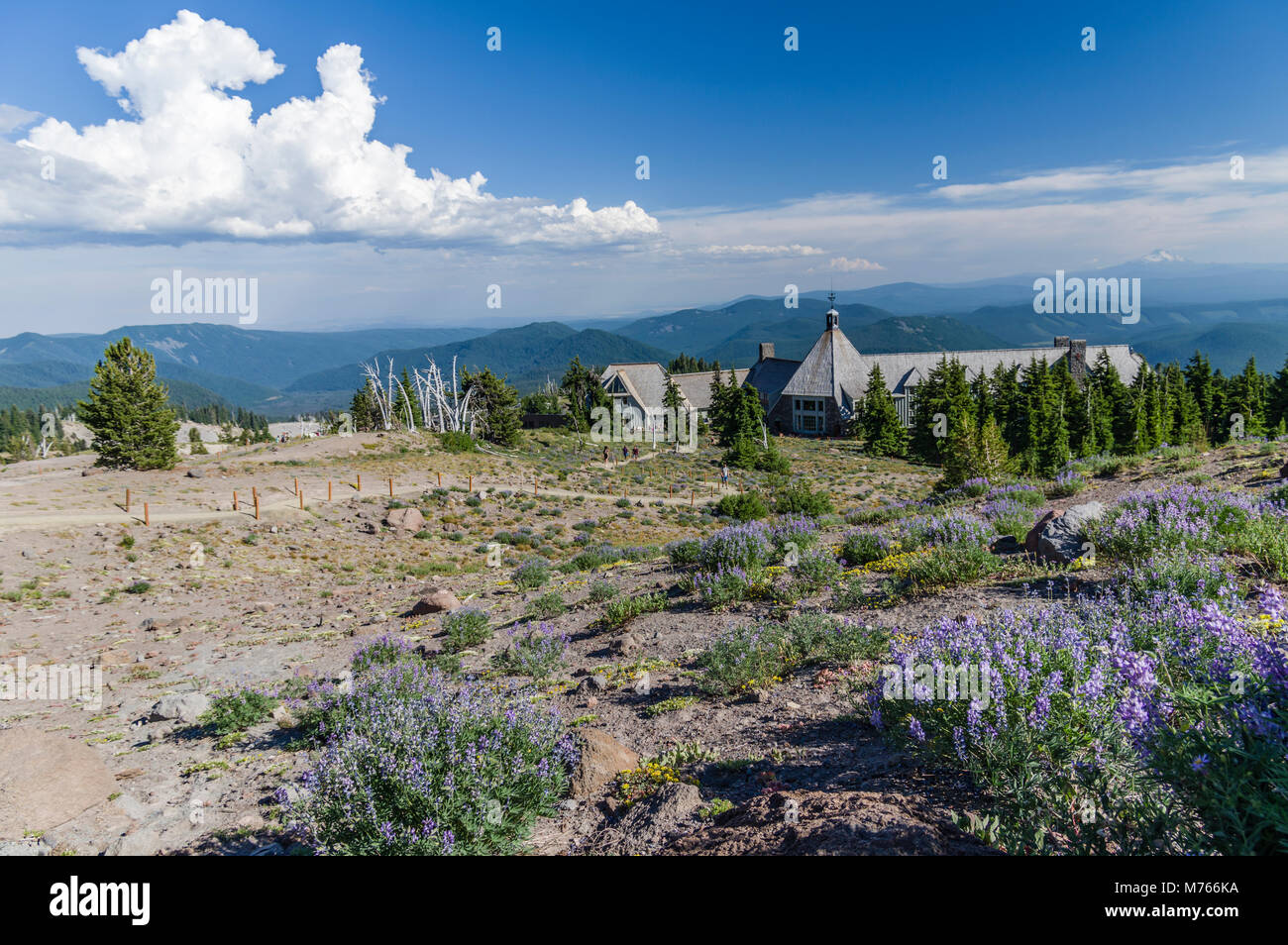 Timberline Lodge con gli escursionisti sul sentiero alpino vicino ad essa. Mt Hood National Forest, Oregon Foto Stock