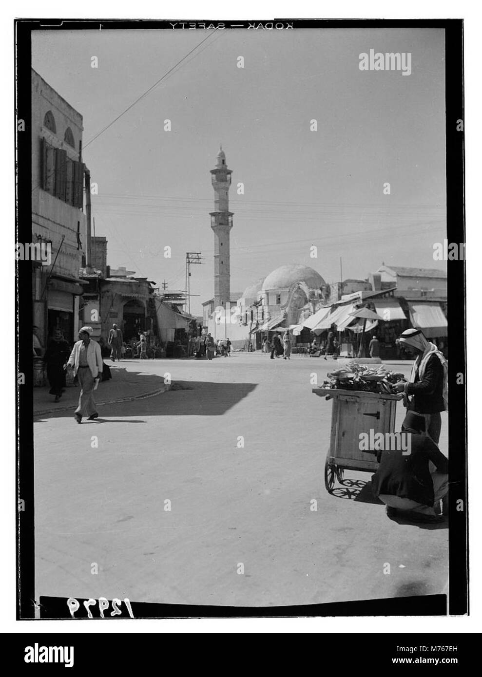 Una vista storica del vivace mercato di Jaffa, che cattura l'essenza del commercio e della vita quotidiana. Jaffa, un'antica città portuale nell'attuale Israele, era storicamente significativa nel commercio e nella cultura. Foto Stock