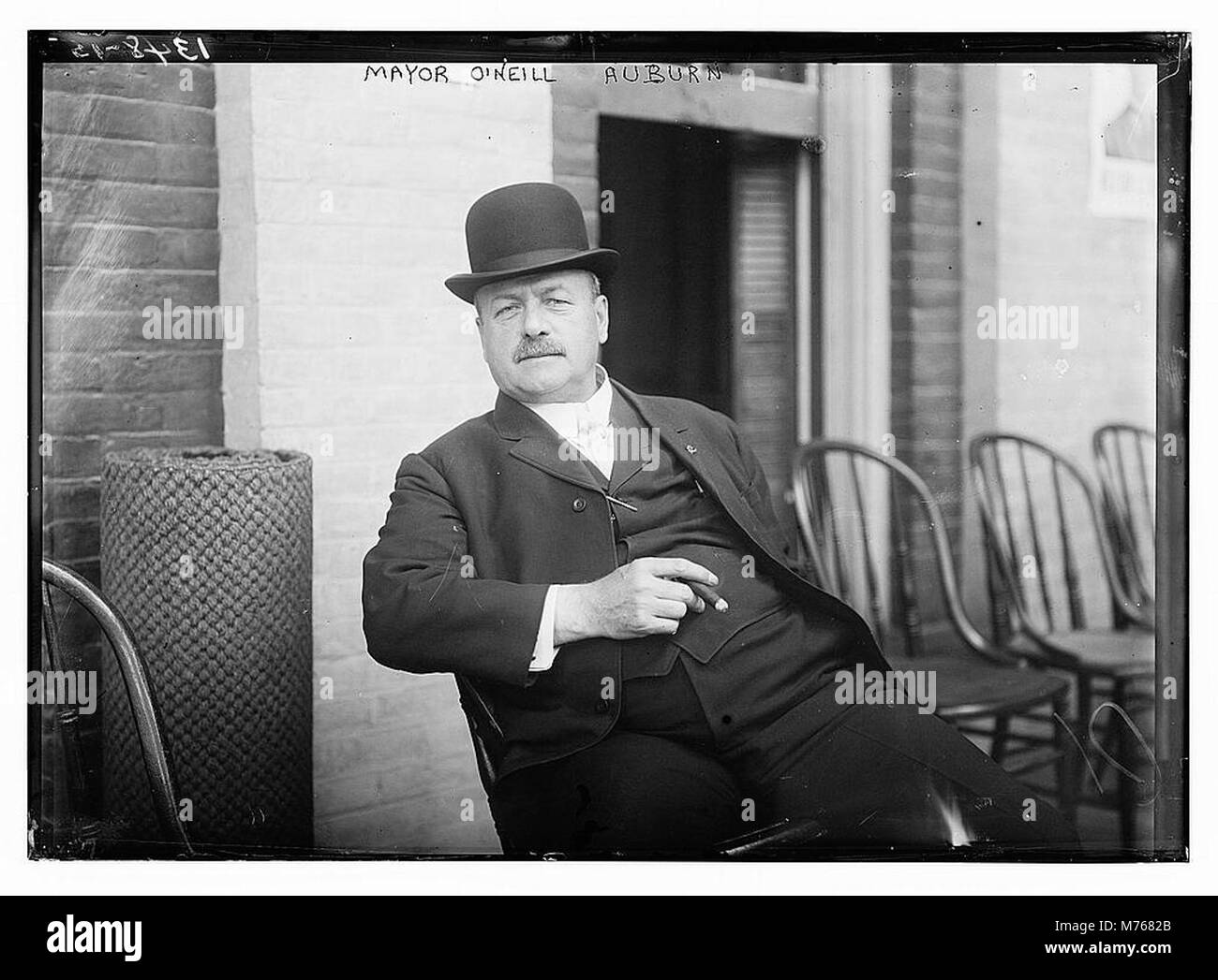 Questa foto mostra il sindaco o'Neil di Auburn, che mostra il suo ruolo di leadership all'interno della città. Come sindaco, o'Neil ha svolto un ruolo significativo nel governo locale e nello sviluppo della comunità durante il suo mandato, contribuendo alla crescita e alle politiche di Auburn. Foto Stock