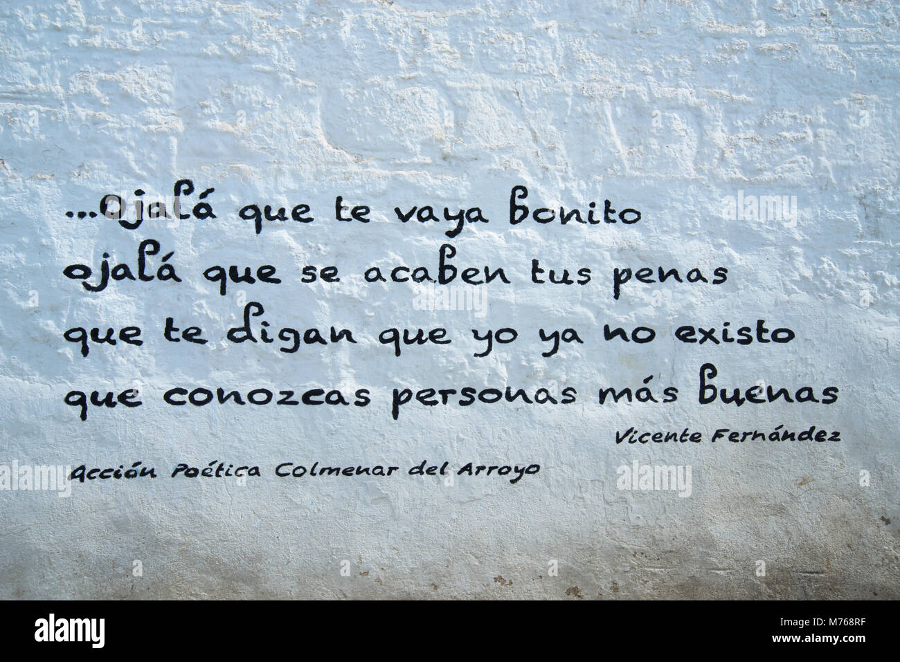 Poesia scritta su una parete dipinta di bianco. Foto Stock