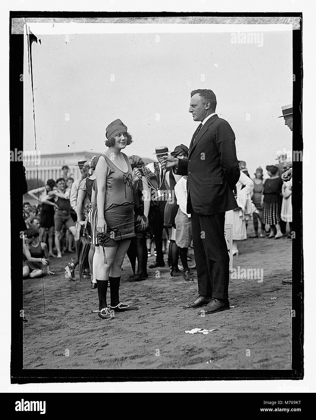 La signorina Anna Neibel si vede presentare una coppa il 17 giugno 1922, probabilmente come parte di una comunità o evento cerimoniale. L'immagine cattura un momento di riconoscimento sociale o pubblico. Foto Stock