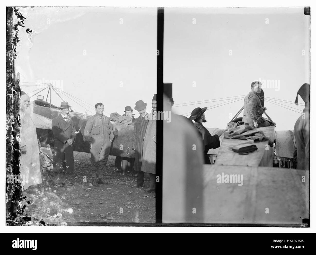 I piloti francesi Marc Bonnier e Joseph Barnier atterrano a Gerusalemme su un aereo Nieuport, segnando una pietra miliare nella storia dell'aviazione. Foto Stock