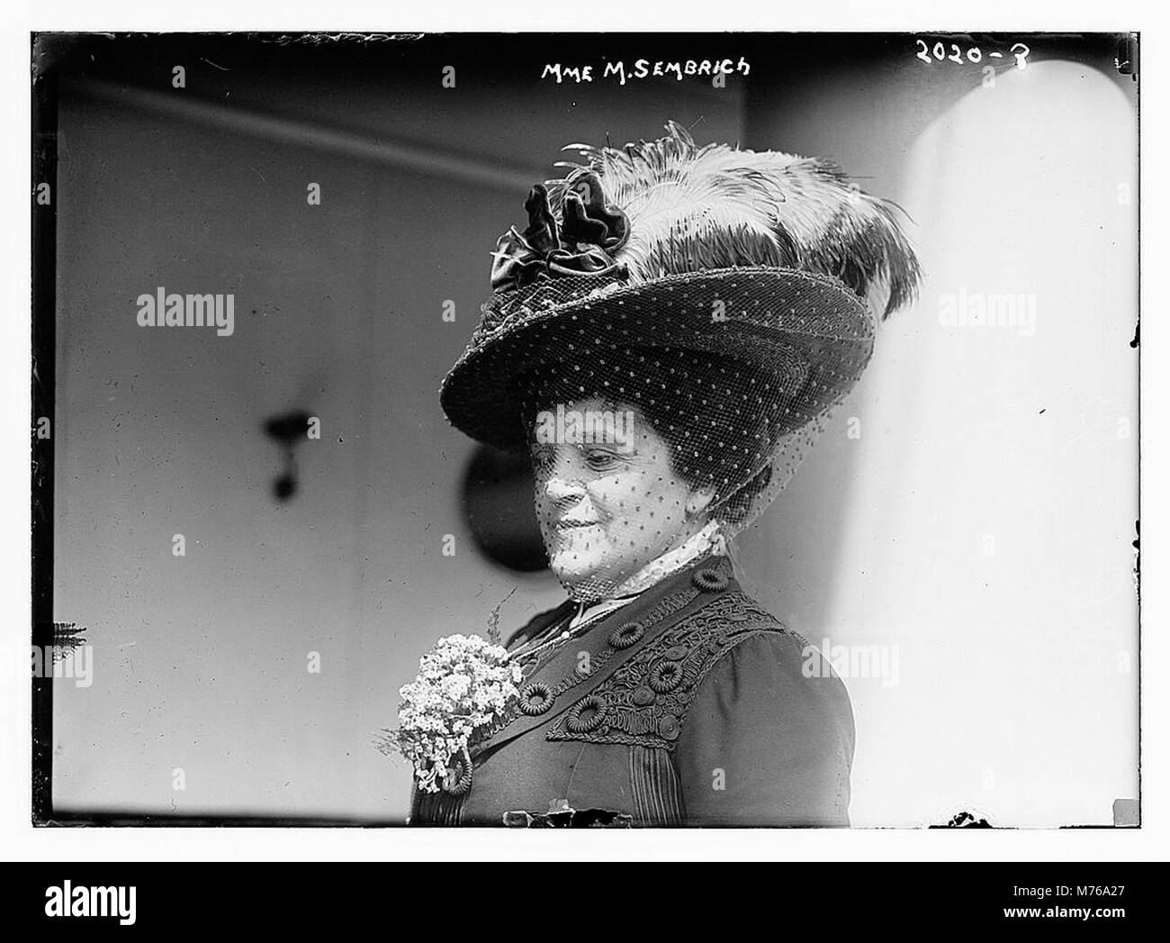 Mamma. M. Sembrich era una rinomata cantante d'opera, celebrata per la sua eccezionale tecnica vocale e le sue esibizioni internazionali. Questa immagine la cattura in un ritratto formale, evidenziando la sua eredità nel mondo dell'opera. Foto Stock