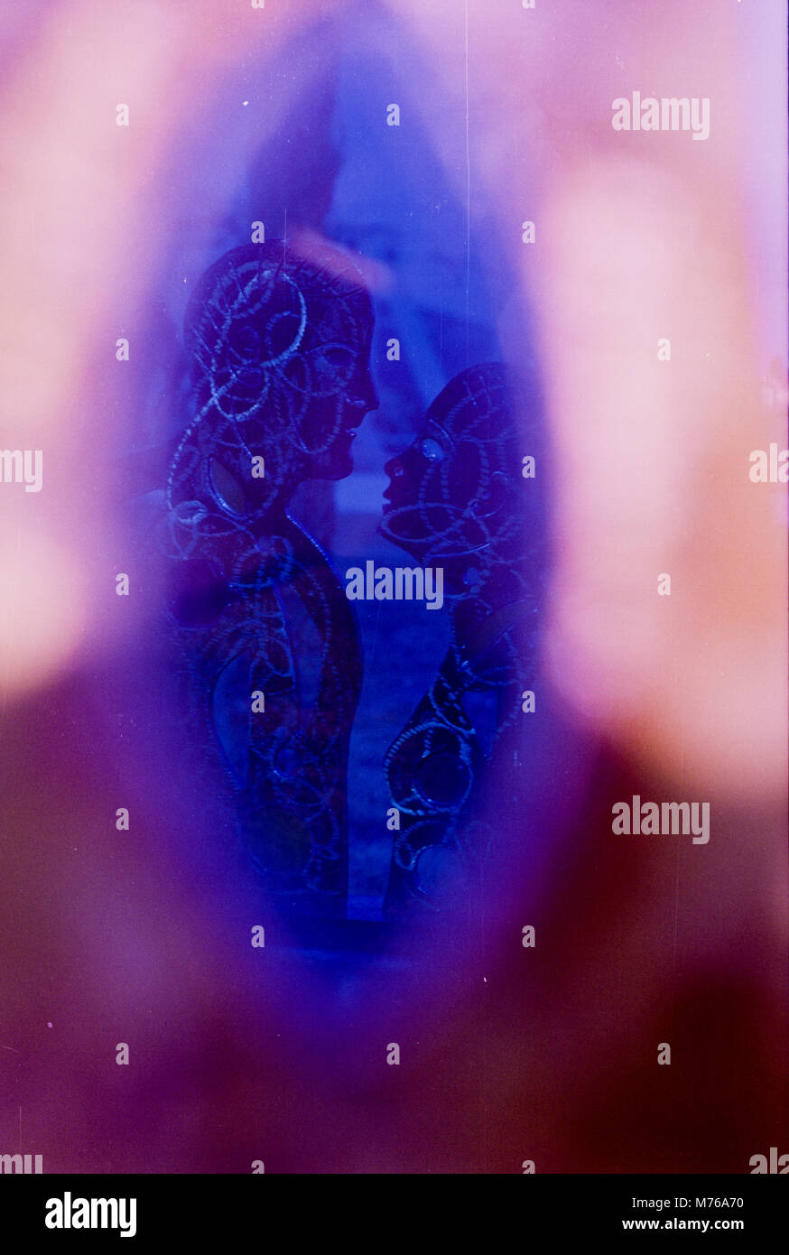 Coppia felice baciando e abbracciando visualizzati da una grande e colorata occhio di vetro. Enzo Pazzagli Art e un parco di sculture. Firenze sud sul fiume Arno. Flore Foto Stock