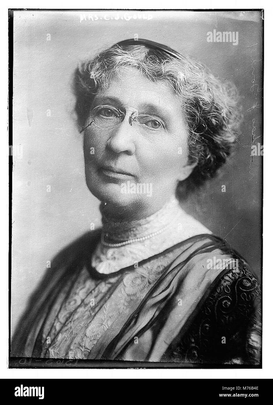 Un ritratto della signora C.J. Gould, che cattura il suo aspetto e forse il suo significato nella società o nella storia. L'immagine riflette il suo ruolo o i suoi contributi all'interno della sua comunità o professione. Foto Stock