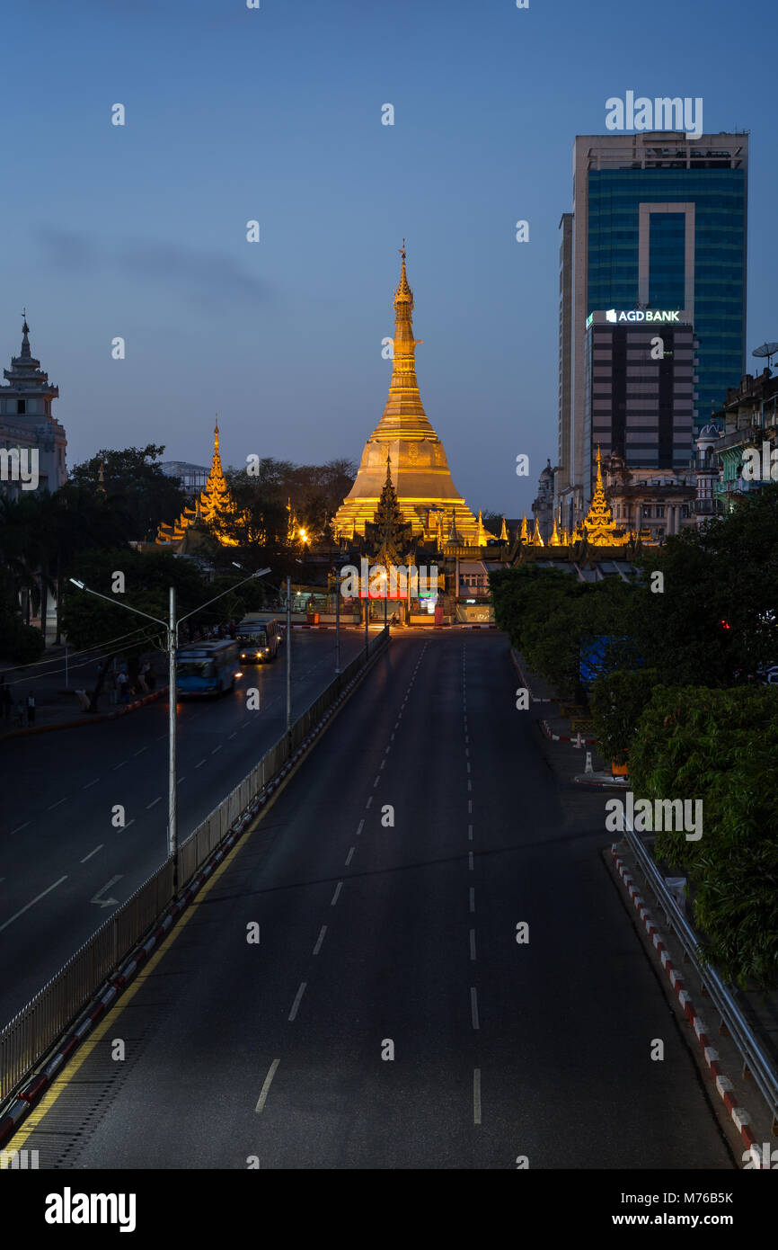 Sule Pagoda Road, lit Sule Pagoda e di epoca coloniale e moderni edifici nel centro di Yangon (Rangoon), Myanmar (Birmania), all'alba. Foto Stock