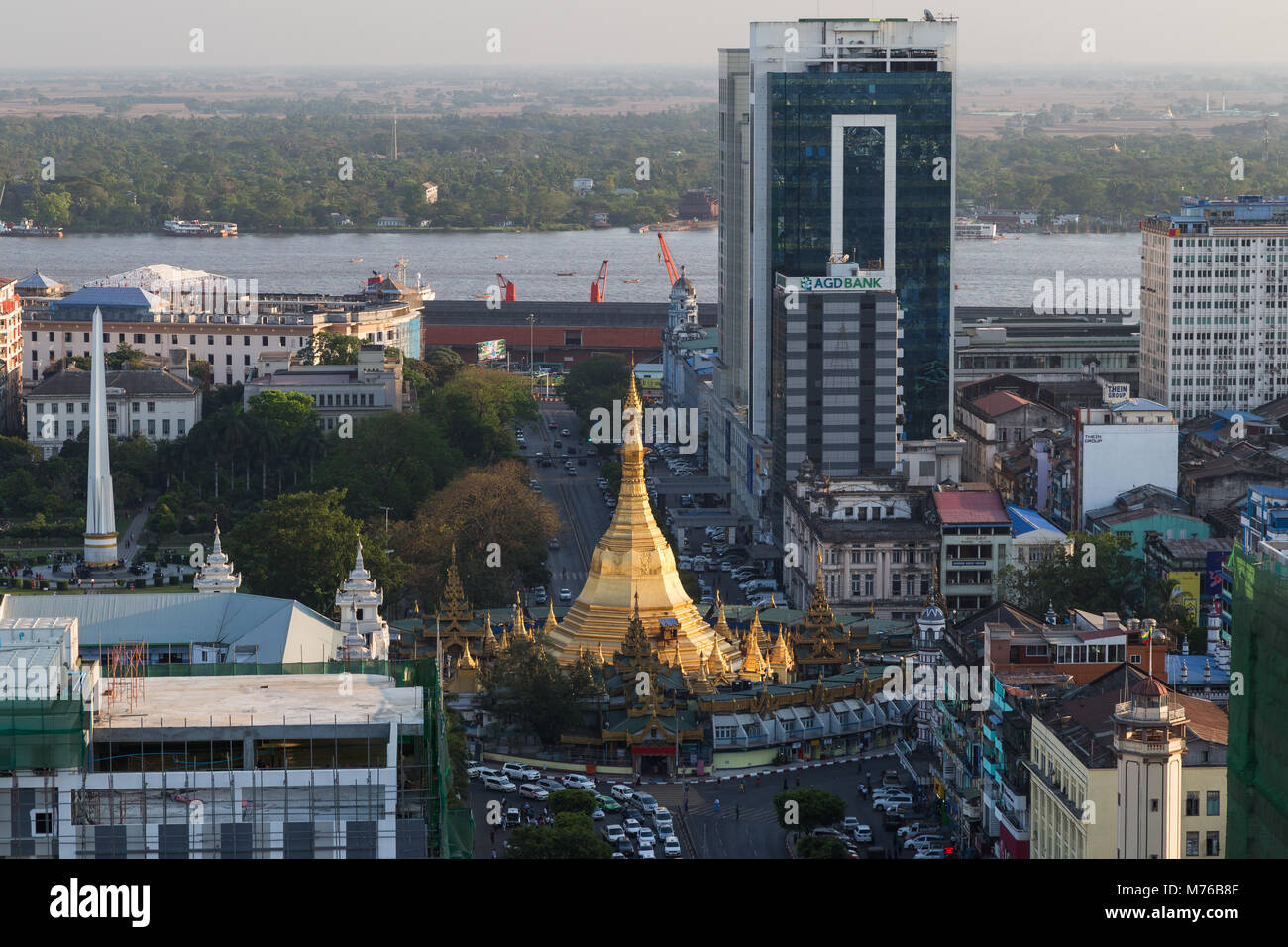 Edifici, indipendenza monumento, Sule Pagoda e Sule Pagoda Road nel centro di Yangon (Rangoon), Myanmar (Birmania) visto dal di sopra in condizioni di luce diurna. Foto Stock