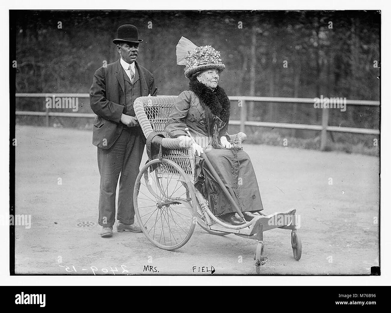 Il ritratto della signora Field cattura una figura storica significativa, evidenziando il suo ruolo o i suoi contributi a uno specifico contesto sociale o culturale. L'immagine riflette il suo impatto sulla sua comunità o sul suo campo di attività. Foto Stock