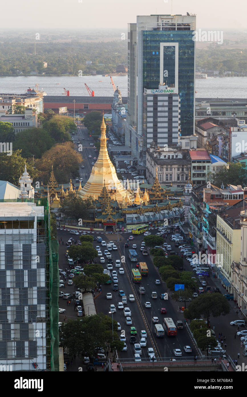 Edifici, indipendenza monumento, Sule Pagoda e Sule Pagoda Road nel centro di Yangon (Rangoon), Myanmar (Birmania) visto dal di sopra in condizioni di luce diurna. Foto Stock