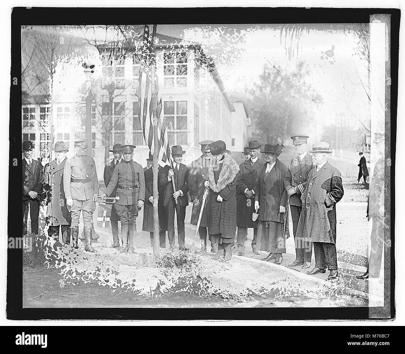 Questa immagine cattura la First Lady Mrs. Harding durante una cerimonia di piantagione di alberi. L'evento simboleggia la salvaguardia ambientale e il coinvolgimento pubblico nelle attività civiche. La signora Harding, una sostenitrice delle cause sociali, ha partecipato alla cerimonia per incoraggiare l'impegno della comunità e sensibilizzare sull'importanza della conservazione della natura. L'evento di piantagione di alberi è stata una dimostrazione pubblica della responsabilità ambientale. Foto Stock Questa immagine cattura la First Lady Mrs. Harding durante una cerimonia di piantagione di alberi. L'evento simboleggia la salvaguardia ambientale e il coinvolgimento pubblico nelle attività civiche. La signora Harding, una sostenitrice delle cause sociali, ha partecipato alla cerimonia per incoraggiare l'impegno della comunità e sensibilizzare sull'importanza della conservazione della natura. L'evento di piantagione di alberi è stata una dimostrazione pubblica della responsabilità ambientale. Foto Stock