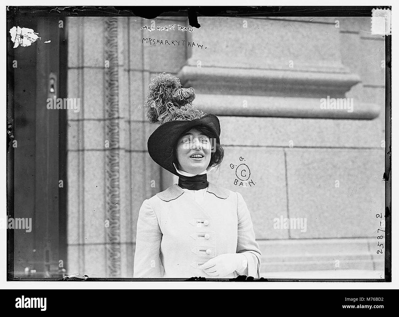 Un ritratto della signora Harry K. Thaw, una figura notevole nella società americana dei primi anni del XX secolo, riconosciuta per il suo status sociale e il suo coinvolgimento in casi legali di alto profilo. Foto Stock