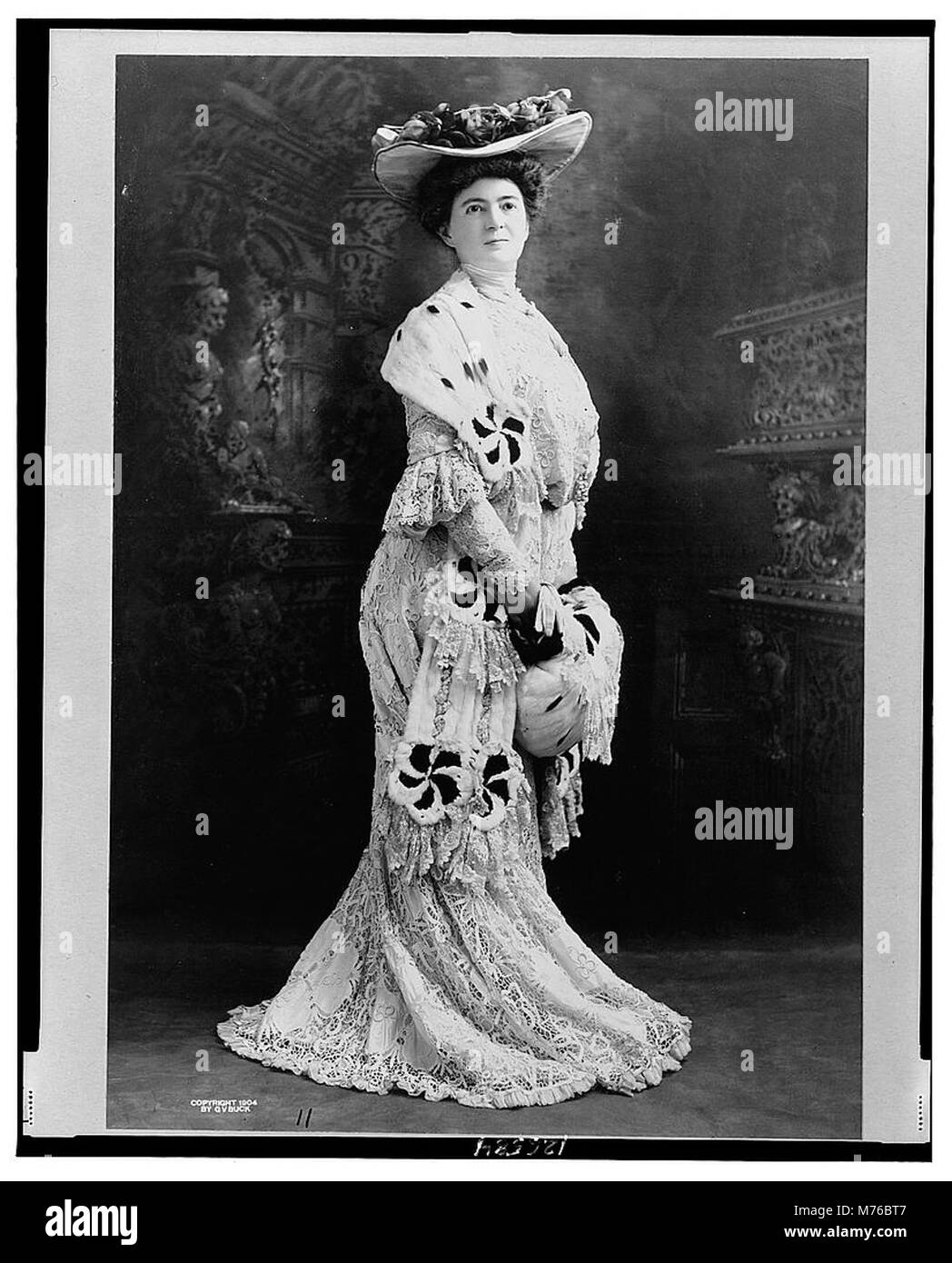 Questo è un ritratto a figura intera della signora Thomas F. Walsh, in piedi e leggermente rivolta a destra. L'immagine fornisce una chiara rappresentazione del suo abbigliamento e della sua postura durante il periodo di tempo. Foto Stock