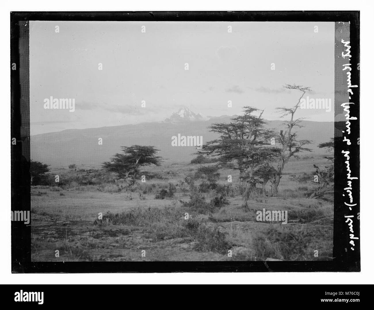 Questa immagine mostra la vista da Nyeri a Nanyuki, in Kenya, con il Monte Kenya sullo sfondo. La montagna è una caratteristica geografica importante e un sito importante per escursionisti e turisti. Foto Stock