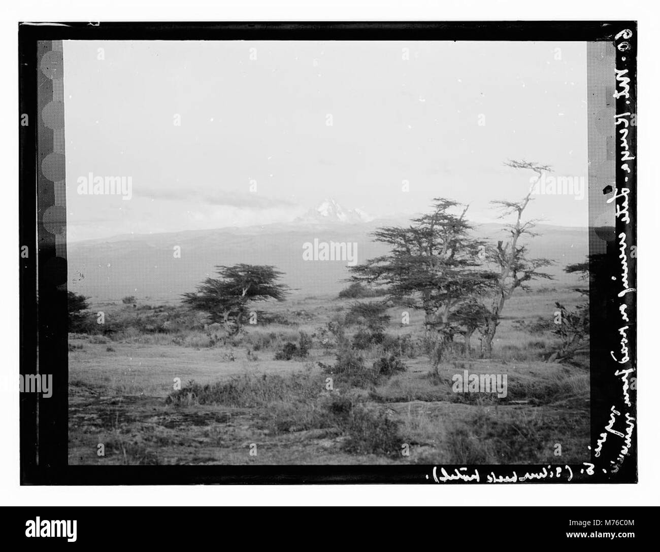 Una vista panoramica serale del Monte Kenya, sulla strada da Nyeri a Nanyuki, con una vista del paesaggio circostante e del Silverback Hotel. Foto Stock