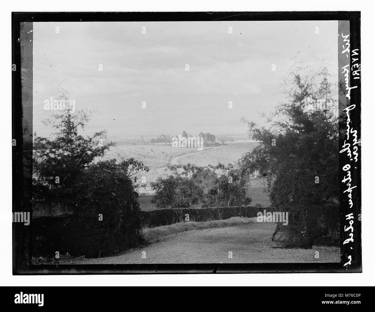 Questa immagine cattura una vista panoramica del Monte Kenya dall'Outspan Hotel di Nyeri, fornendo uno sguardo mozzafiato sul paesaggio naturale di una delle vette più alte dell'Africa. Foto Stock