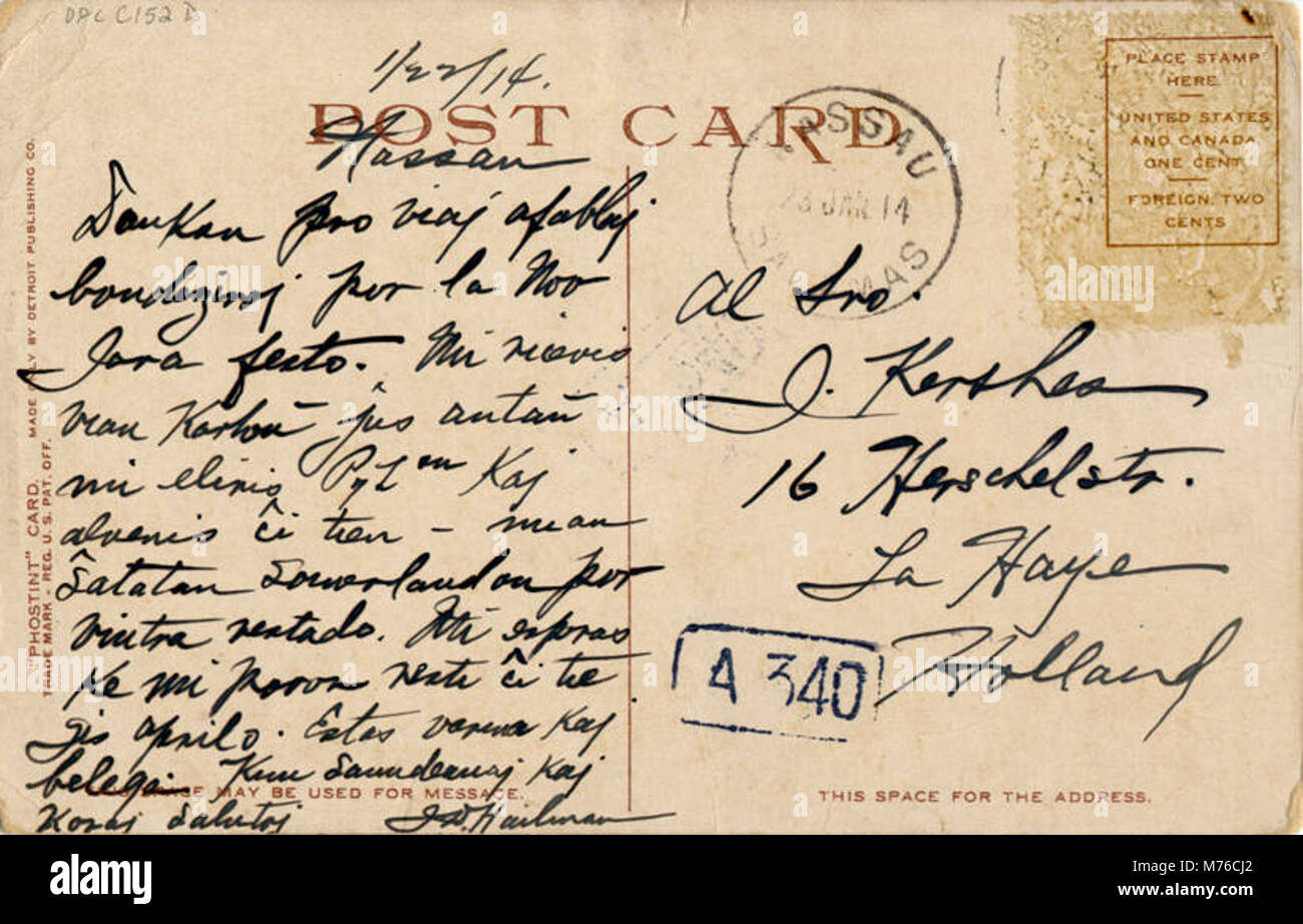 Una fotografia che cattura una donna a Nassau, Bahamas, con frutta bilanciata sulla testa e un cappello in mano, che riflette la cultura e lo stile di vita locali. Foto Stock