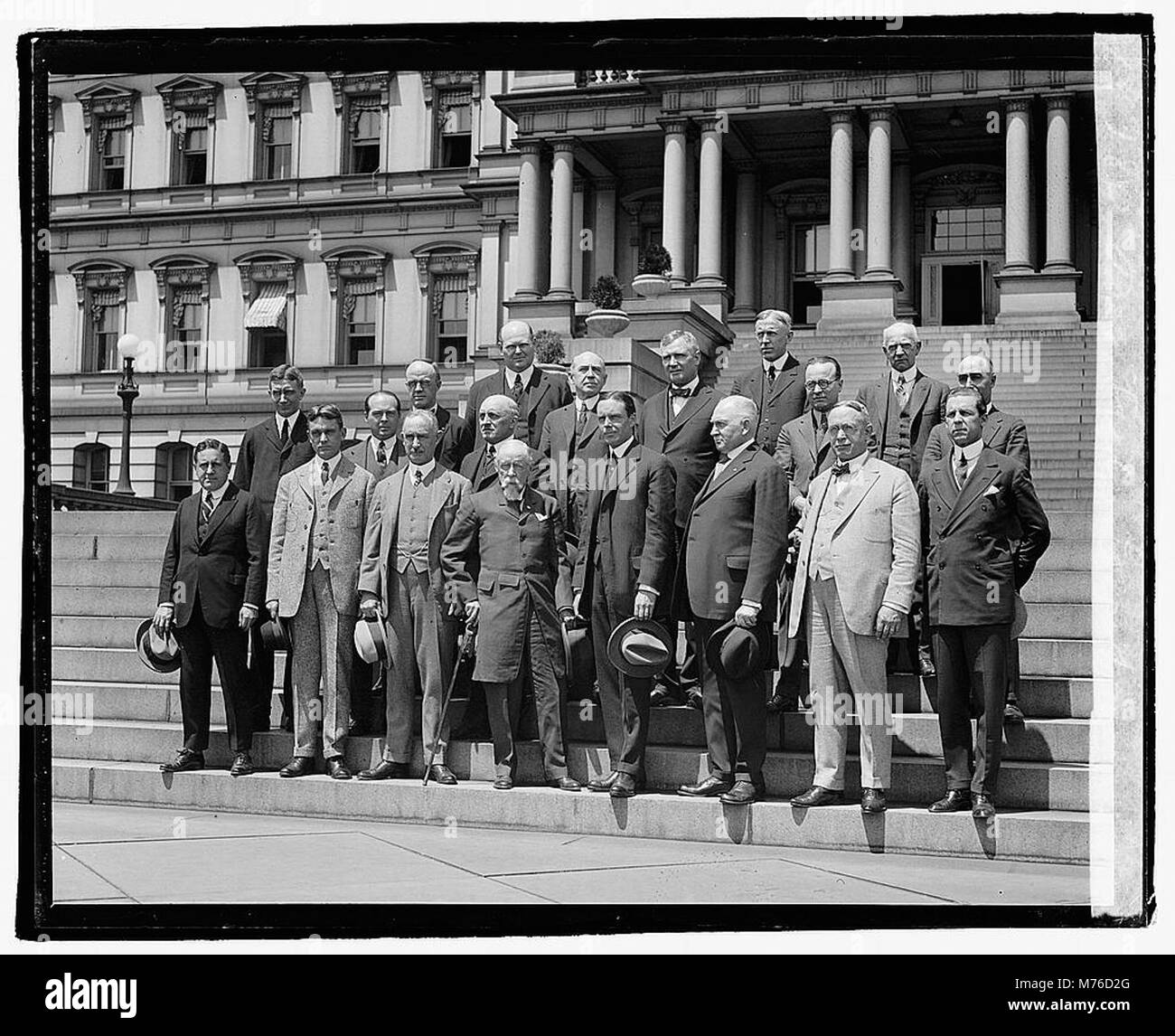 Questa immagine mostra un gruppo di assistenti segretari, probabilmente dei primi anni del XX secolo, fornendo un'istantanea delle figure del governo degli Stati Uniti in un contesto storico. Foto Stock