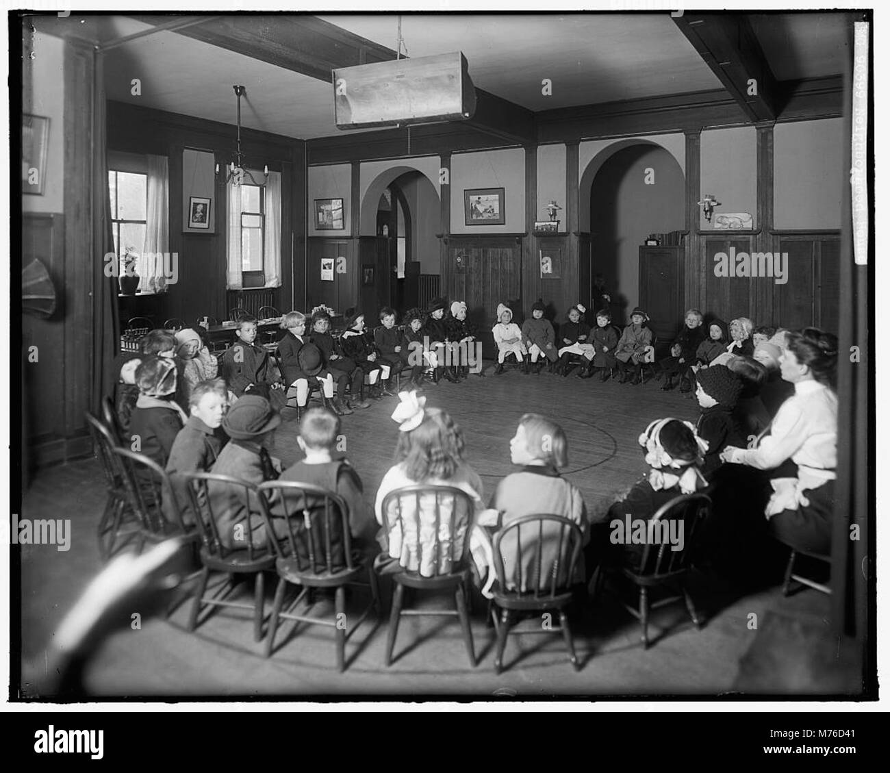 Un'immagine della sala riunioni Neighborhood House, che mostra gli interni e le attività della comunità. La fotografia cattura uno spazio di riunione per riunioni locali e interazioni sociali. Foto Stock