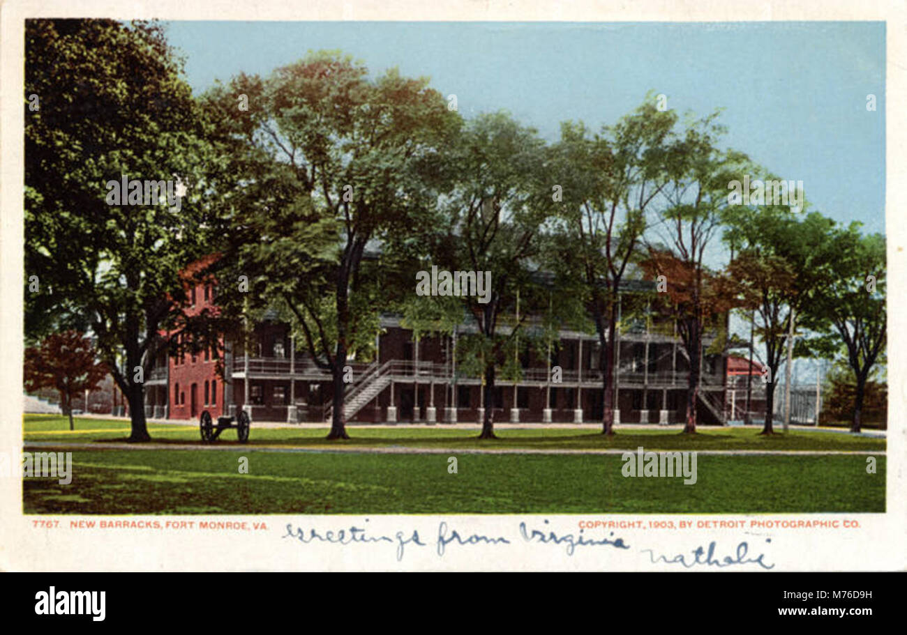 Una fotografia della New Barracks a Fort Monroe in Virginia, che mette in risalto la storica struttura militare. L'immagine mostra il design e il significato del forte come un sito militare chiave nella storia americana. Foto Stock