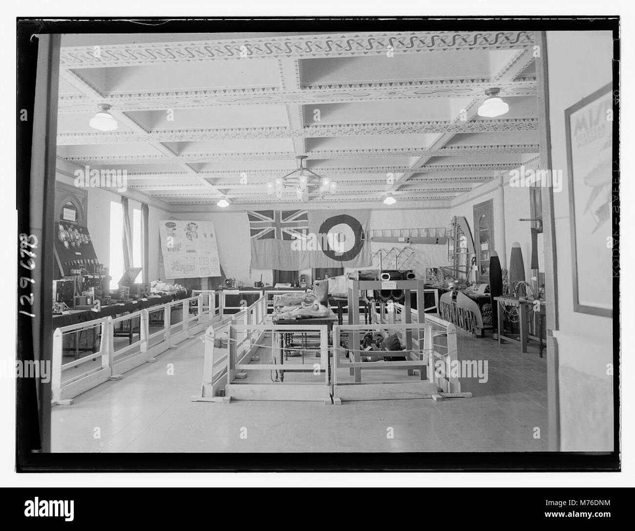 Questo poster pubblicizza la mostra "Y" Aeronautic dal 1° aprile 1944, che mostra i progressi nella tecnologia dell'aviazione e nell'ingegneria aeronautica durante la seconda guerra mondiale Foto Stock