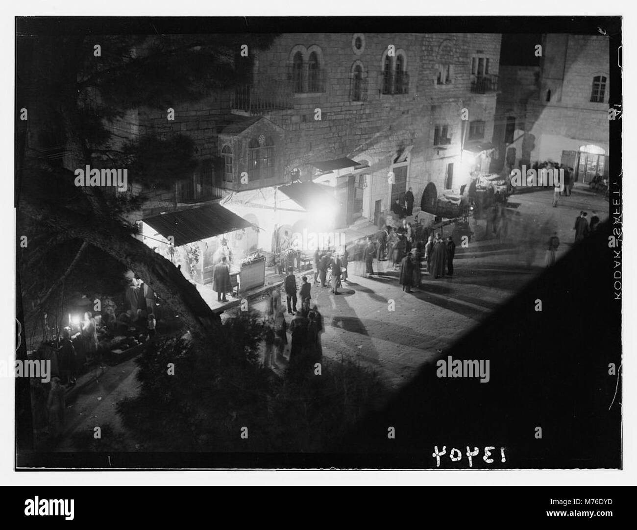 Immagine notturna del mercato davanti alla chiesa, Natale, 1945 matpc LOC.12758 Foto Stock