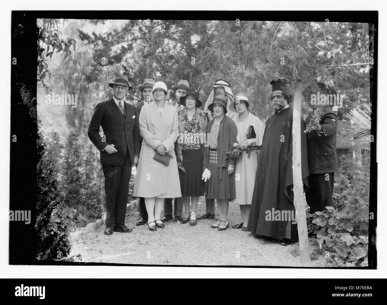 Una fotografia di gruppo in giardino dell'aprile 1930 con la principessa Ileona di Romania, che mostra visitatori ed eventi significativi presso la residenza, segnando un momento importante nella storia culturale e sociale dell'epoca. Foto Stock