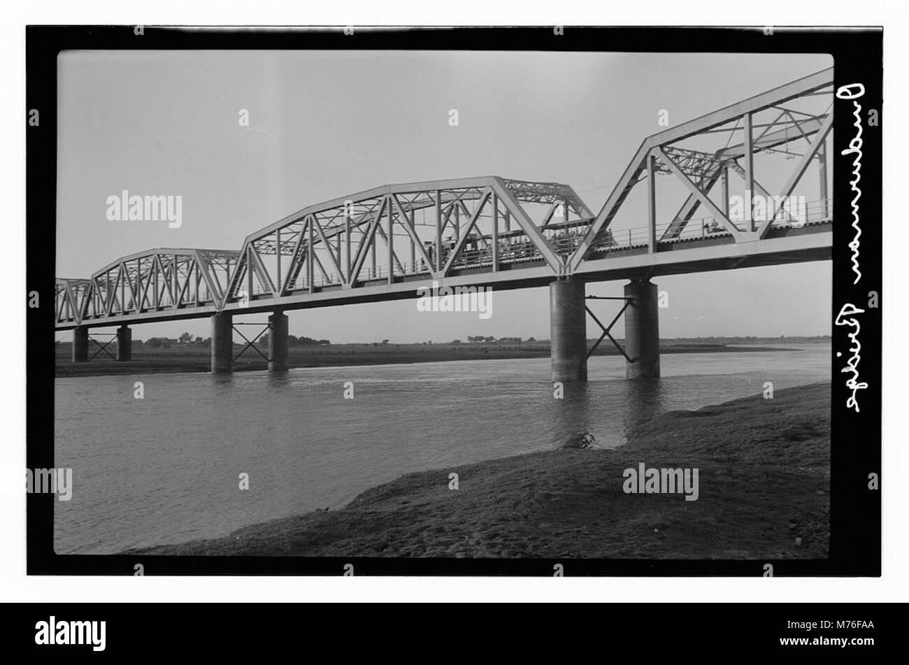 Il ponte Omdurman in Sudan è mostrato in questa fotografia, che mostra la sua struttura come un collegamento chiave per il trasporto sul fiume Nilo, collegando Omdurman con Khartoum. Foto Stock