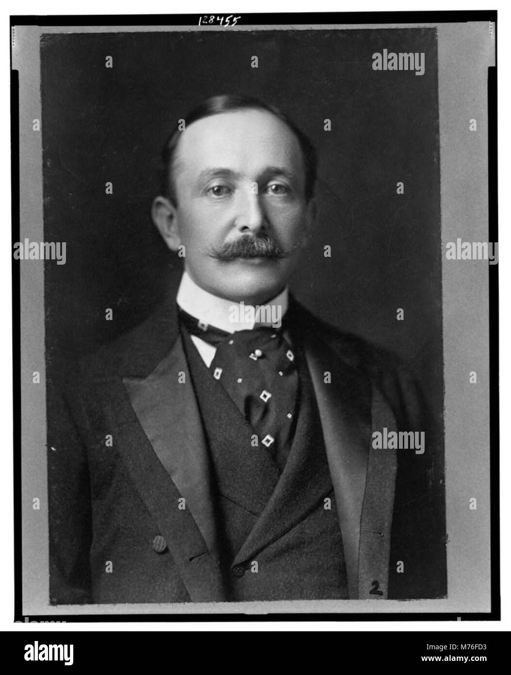 Questo ritratto di August Belmont Jr. Cattura la sua somiglianza in uno stile formale di testa e spalle. Belmont era una figura di spicco nella finanza e nell'ippica americana. Foto Stock