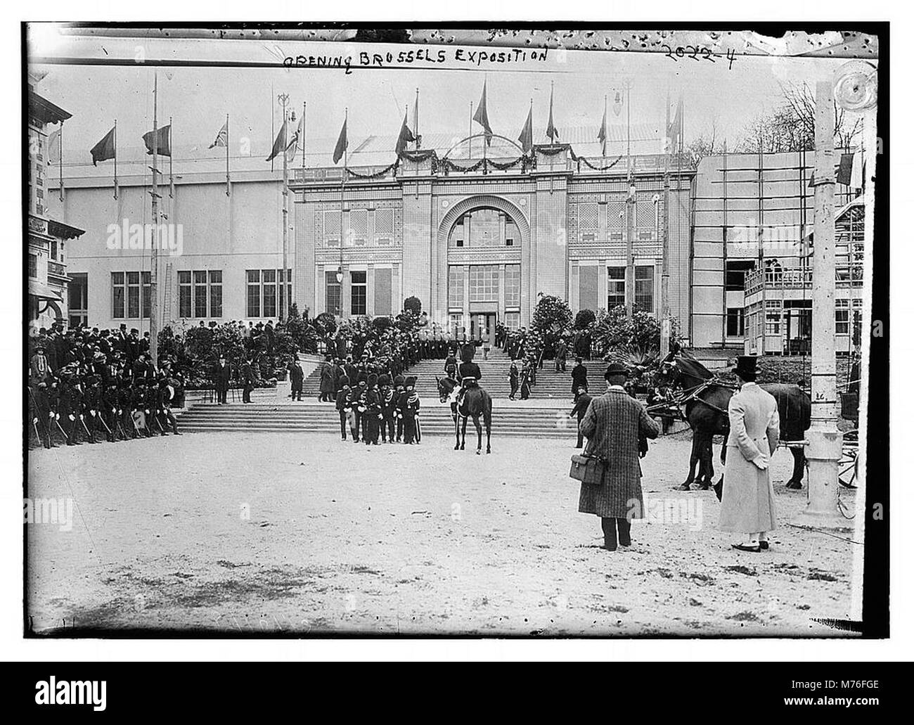 L'apertura dell'esposizione di Bruxelles, scattata in una fotografia storica. Questo evento rappresenta un'importante vetrina culturale e tecnologica, che celebra i progressi del tempo. Foto Stock