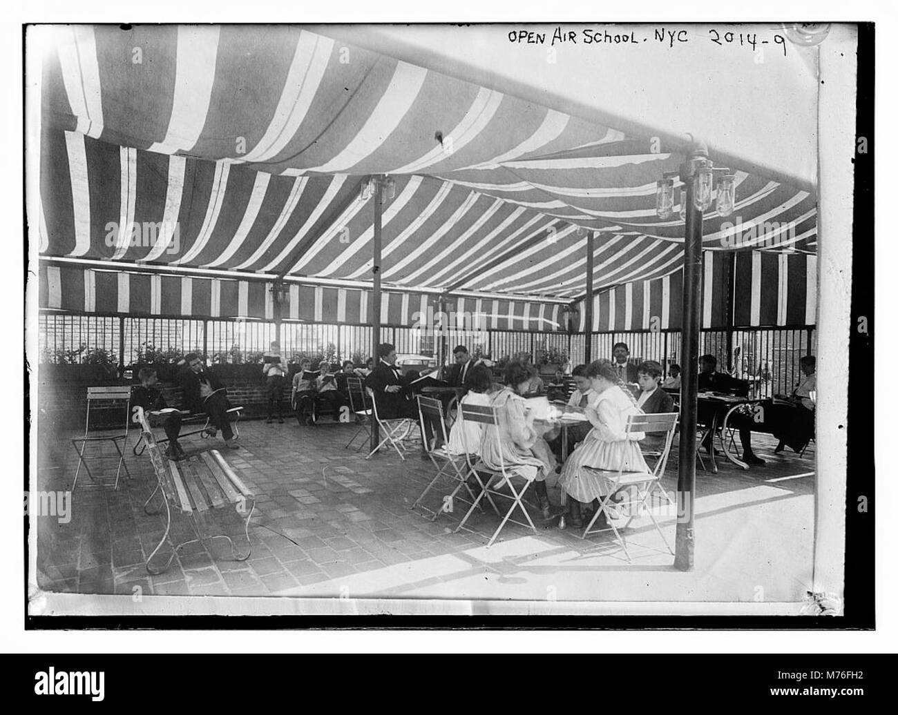 Una fotografia che mostra una scuola all'aperto a New York, dove gli studenti vengono educati all'aperto in un ambiente naturale. La pratica faceva parte di esperimenti educativi all'inizio del XX secolo per promuovere ambienti di apprendimento più sani. Foto Stock
