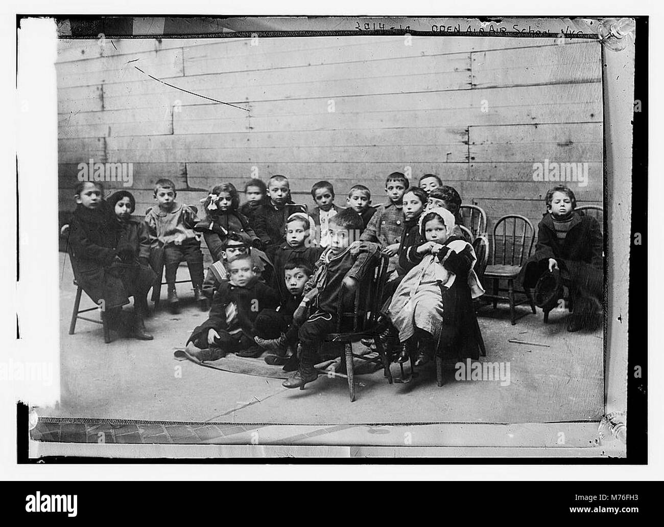 Un'immagine di una scuola all'aria aperta a New York City, che mette in evidenza i metodi educativi dei primi anni del XX secolo e gli ambienti di apprendimento all'aperto. Foto Stock
