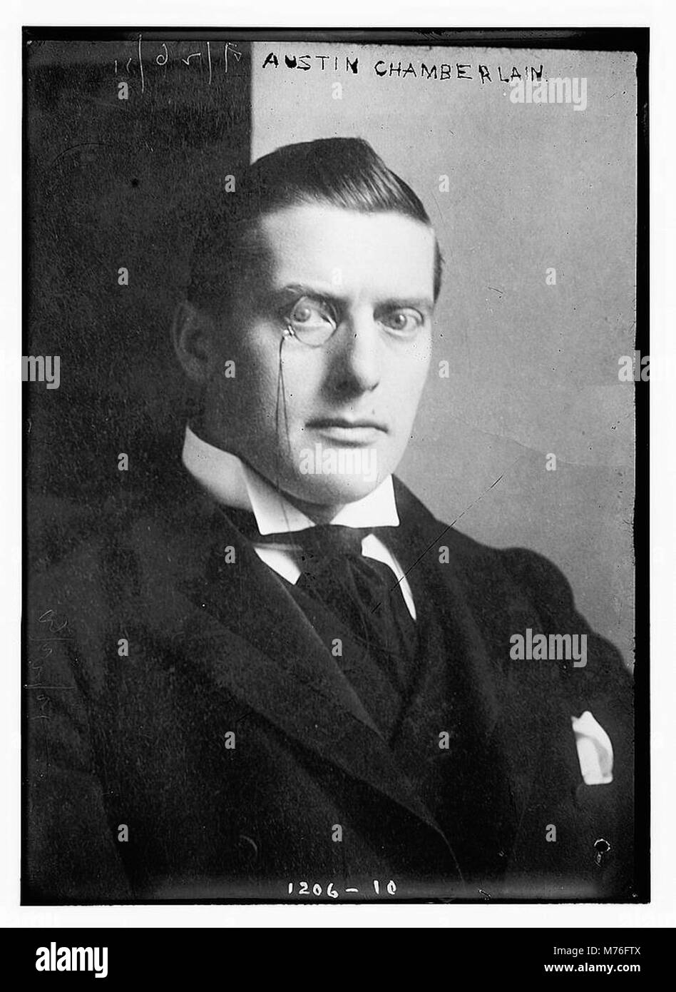 Austin Chamberlain, un'importante figura politica dei primi anni del XX secolo, catturato in un ritratto storico. Noto per i suoi contributi alla politica britannica, questa immagine mette in evidenza il suo ruolo nel plasmare il discorso politico. Foto Stock