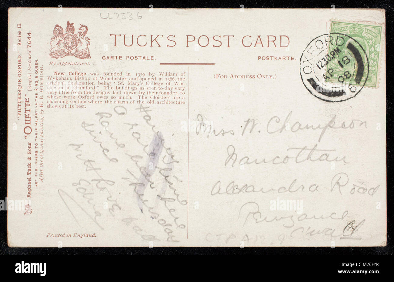 Una fotografia del chiostro e della Torre del New College, Oxford, che mostra la bellezza architettonica di questo edificio storico. New College, fondato nel 1379, è uno dei college più antichi dell'Università di Oxford, noto per la sua architettura medievale e il suo significato accademico. Foto Stock