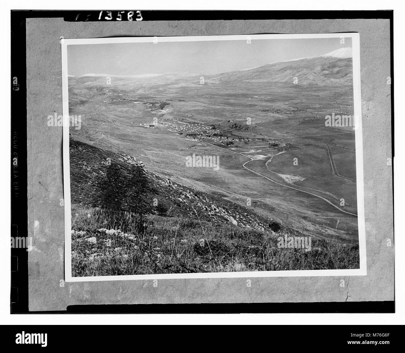 Questa immagine cattura la regione dell'alta Galilea sopra il lago Huleh, mostrando gli insediamenti del 1953 in Palestina e Israele. Fornisce un'istantanea della geografia della regione e dei primi sviluppi post-insediamento. Foto Stock