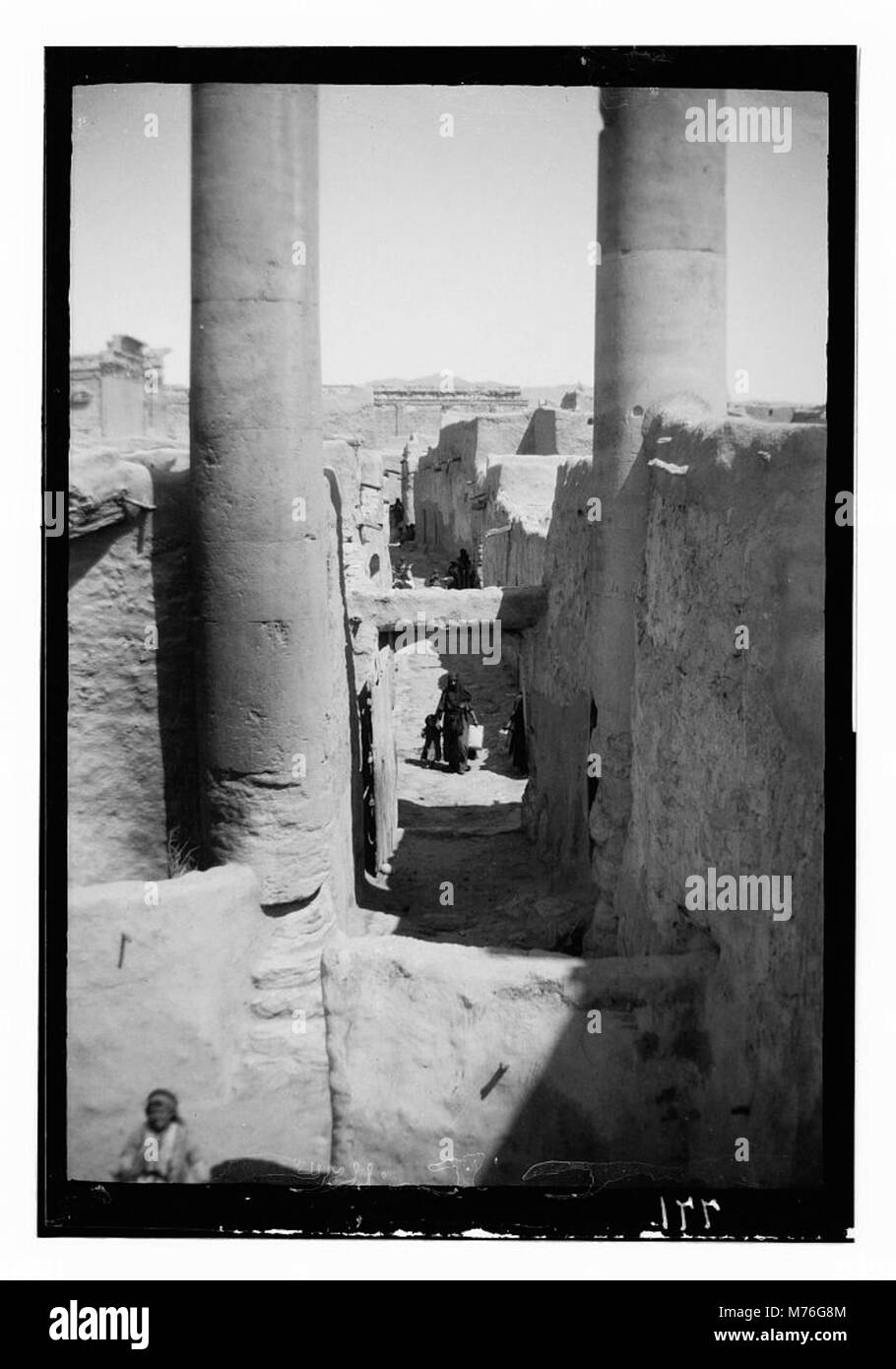 Una fotografia dell'antico sito di Palmira (Tadmor), con una strada nel villaggio vicino al Tempio del Sole. L'immagine mette in evidenza l'architettura e i resti archeologici della zona. Foto Stock Una fotografia dell'antico sito di Palmira (Tadmor), con una strada nel villaggio vicino al Tempio del Sole. L'immagine mette in evidenza l'architettura e i resti archeologici della zona. Foto Stock