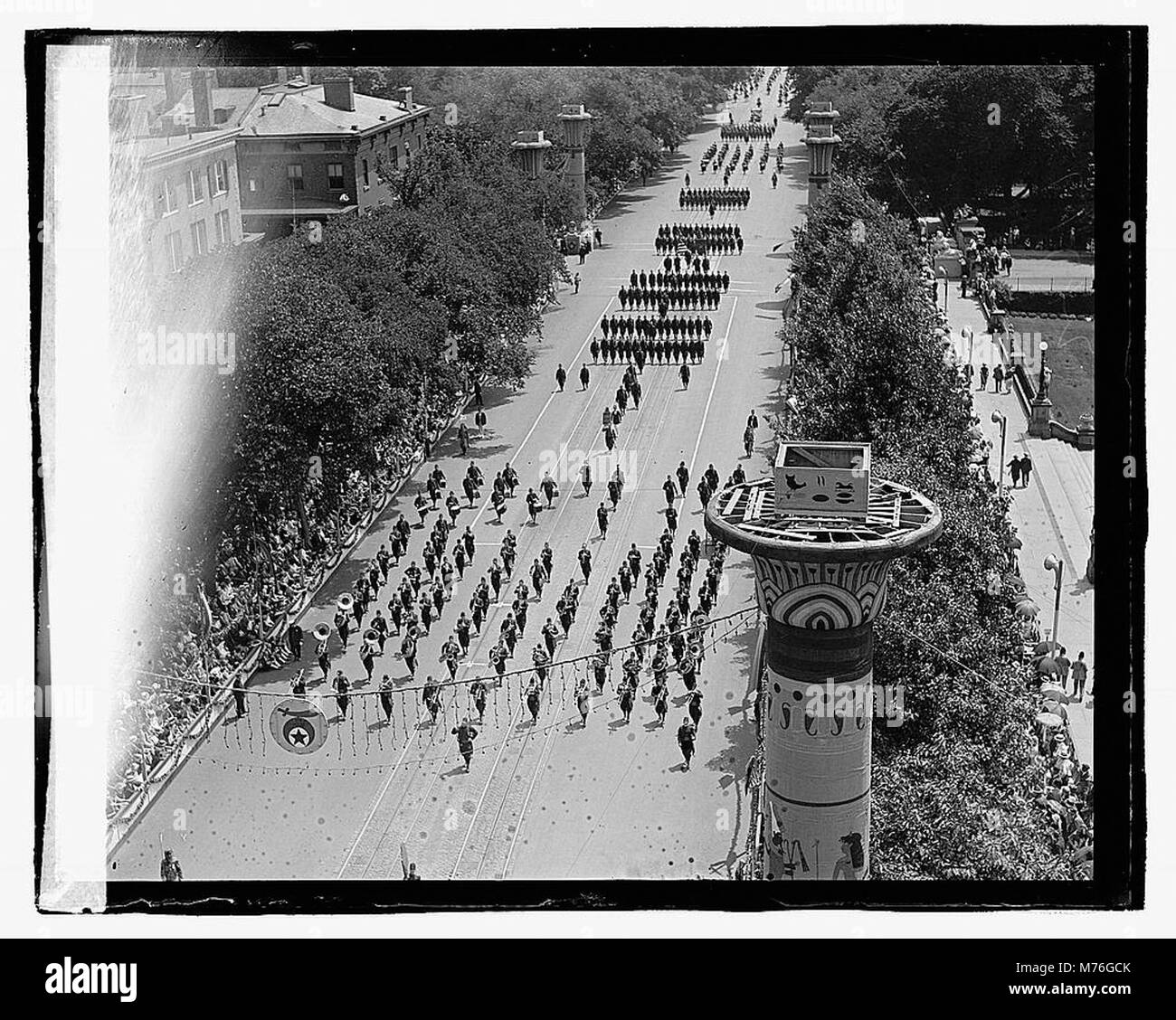 Una foto di una parata del 6 maggio 1923, che cattura un momento di festa pubblica. L'immagine mette in risalto l'atmosfera vivace dell'evento, con partecipanti, spettatori e vari elementi della sfilata. Foto Stock