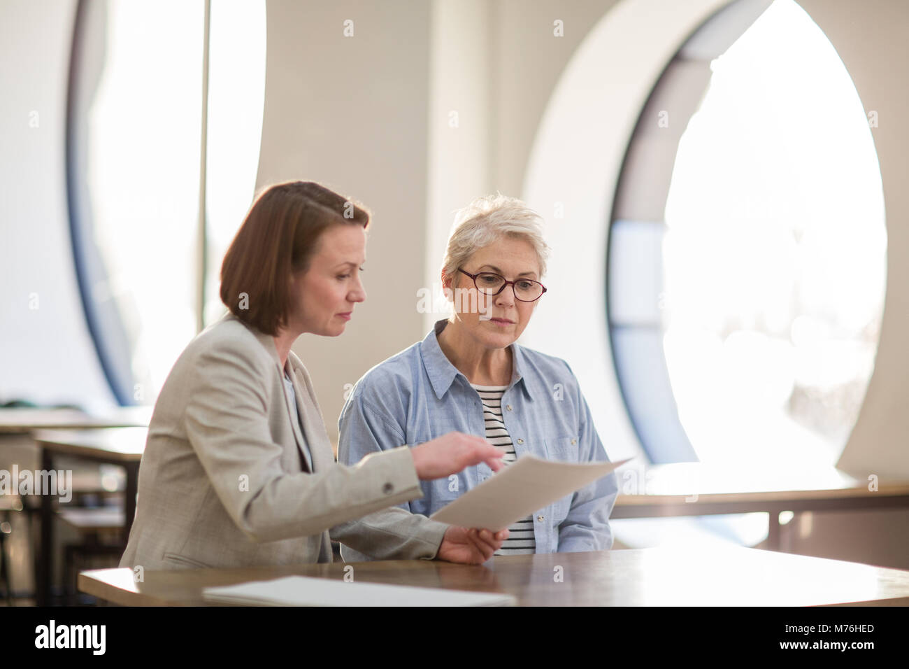 Senior donna con personal finance advisor Foto Stock