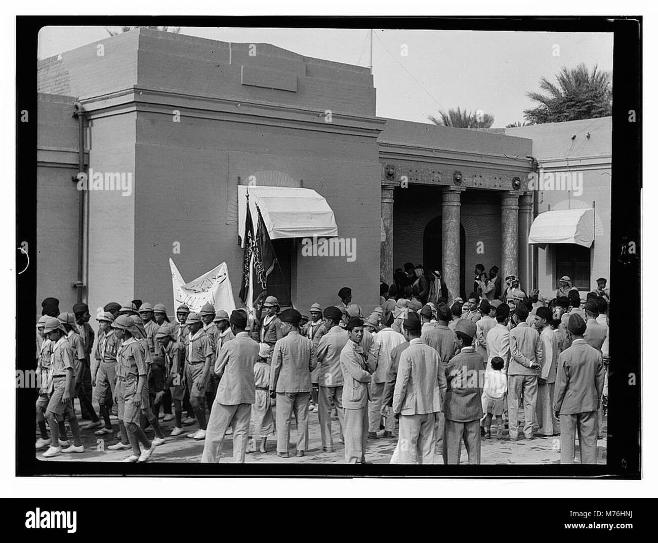 Questa foto cattura una sfilata di Boy Scout a Baghdad il 6 ottobre 1932, che si svolge presso i giardini del palazzo. L'evento mette in mostra le attività e le uniformi dei Boy Scouts durante questa era in Iraq. Foto Stock