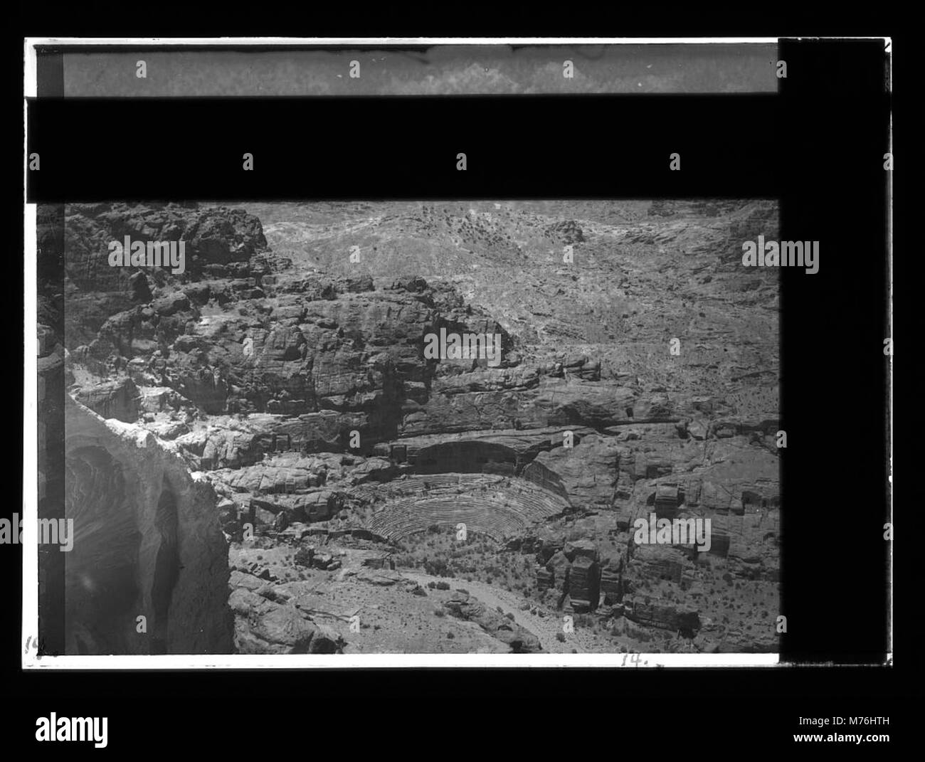 Questa immagine mostra l'antica città di Petra, situata nell'odierna Giordania. Conosciuta per la sua architettura scavata nella roccia e il sistema di condotti d'acqua, Petra fu la capitale del regno nabateo nel IV secolo a.C. Foto Stock