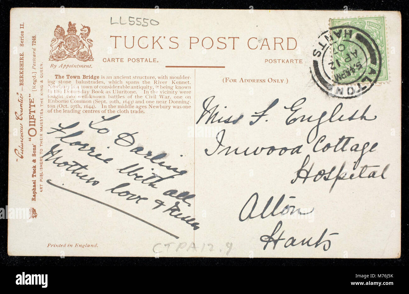 Una vista pittoresca del Town Bridge a Newbury, Berkshire. Questa immagine cattura la bellezza paesaggistica dell'area e le sue caratteristiche architettoniche all'inizio del XX secolo. Foto Stock