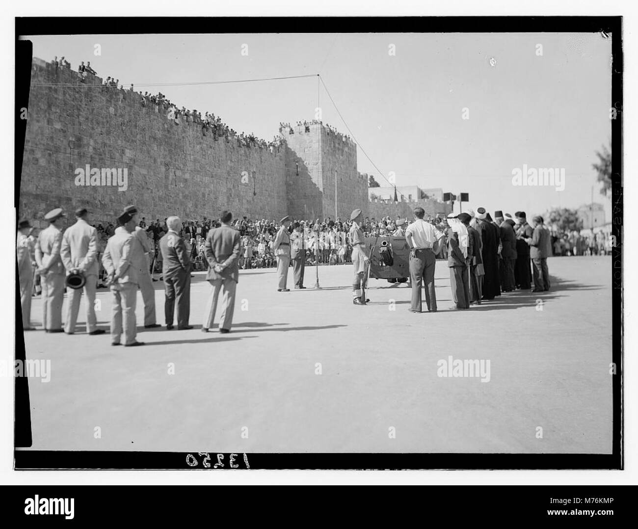 La fotografia cattura la presentazione cerimoniale di un cannone del Ramadan ai musulmani alla porta di Damasco nel 1945. Questo tradizionale fuoco di cannoni segna la fine del digiuno quotidiano durante il Ramadan in varie comunità musulmane. Foto Stock